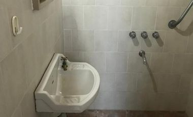 Casa de cuatro ambientes en venta, con cochera - Moron