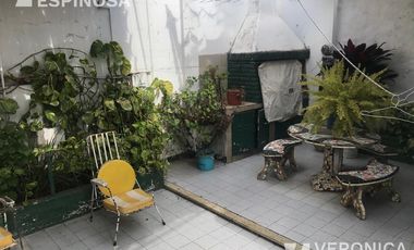Casa de cuatro ambientes en venta, con cochera - Moron