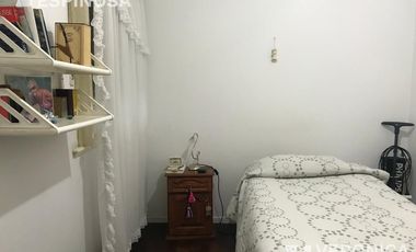 Casa de cuatro ambientes en venta, con cochera - Moron