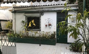 Casa de cuatro ambientes en venta, con cochera - Moron
