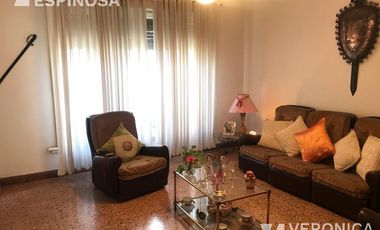 Casa de cuatro ambientes en venta, con cochera - Moron