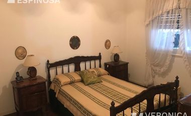 Casa de cuatro ambientes en venta, con cochera - Moron