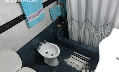 Casa de cuatro ambientes en venta, con cochera - Moron