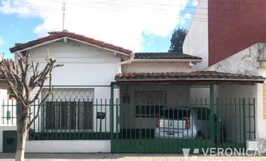 Casa de cuatro ambientes en venta, con cochera - Moron
