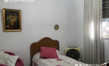 Casa de cuatro ambientes en venta, con cochera - Moron
