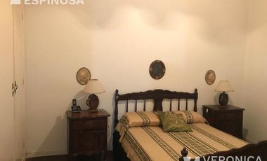 Casa de cuatro ambientes en venta, con cochera - Moron