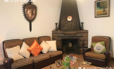Casa de cuatro ambientes en venta, con cochera - Moron