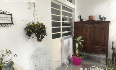 Casa de cuatro ambientes en venta, con cochera - Moron