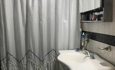 Casa de cuatro ambientes en venta, con cochera - Moron