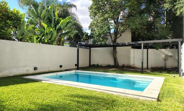 Departamento de tres ambientes con jardín propio en alquiler