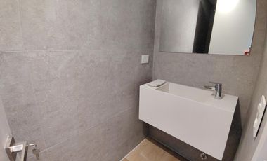 Departamento de tres ambientes con jardín propio en alquiler
