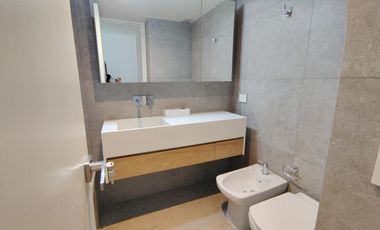 Departamento de tres ambientes con jardín propio en alquiler