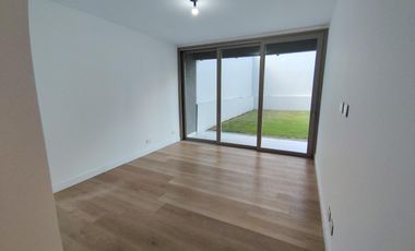Departamento de tres ambientes con jardín propio en alquiler