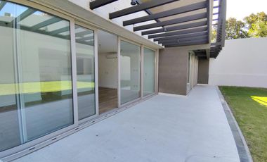 Departamento de tres ambientes con jardín propio en alquiler