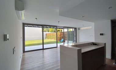 Departamento de tres ambientes con jardín propio en alquiler