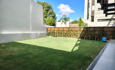 Departamento de tres ambientes con jardín propio en alquiler
