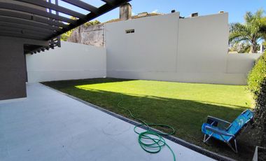 Departamento de tres ambientes con jardín propio en alquiler