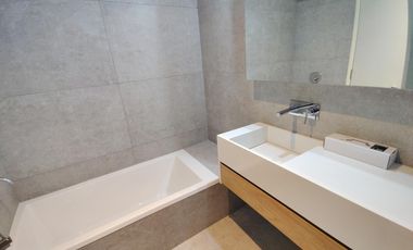 Departamento de tres ambientes con jardín propio en alquiler