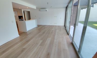 Departamento de tres ambientes con jardín propio en alquiler