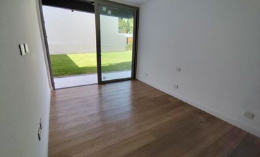 Departamento de tres ambientes con jardín propio en alquiler