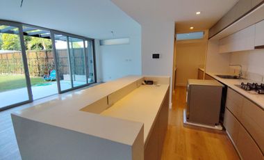 Departamento de tres ambientes con jardín propio en alquiler