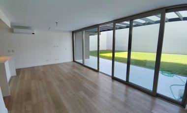 Departamento de tres ambientes con jardín propio en alquiler