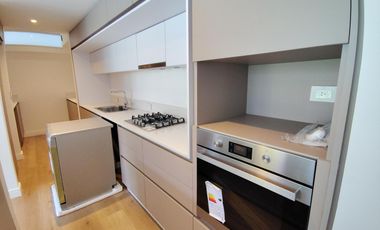 Departamento de tres ambientes con jardín propio en alquiler