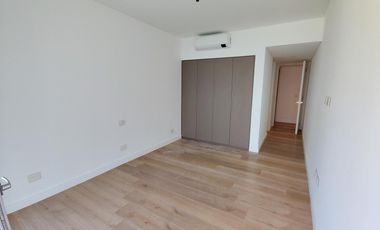 Departamento de tres ambientes con jardín propio en alquiler