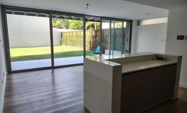 Departamento de tres ambientes con jardín propio en alquiler