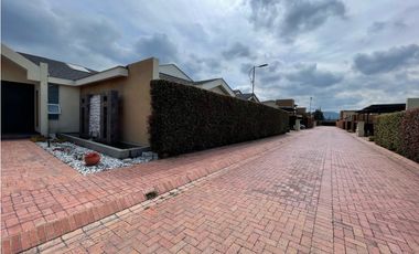 Véndenos hermosa casa en Cajicá