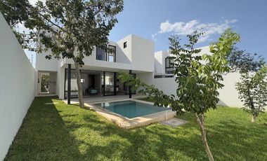 Casa en venta Nueva en privada, Amueblada y equipada en Conkal Yucatán