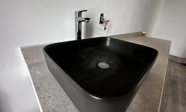 Casa en 3 niveles frente a gran parque en zona norte