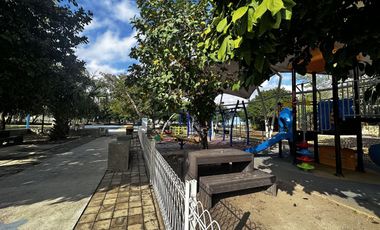 Casa en 3 niveles frente a gran parque en zona norte