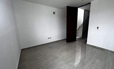 Casa en 3 niveles frente a gran parque en zona norte