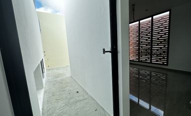 Casa en 3 niveles frente a gran parque en zona norte