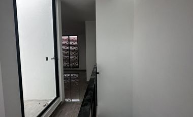 Casa en 3 niveles frente a gran parque en zona norte