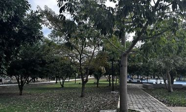 Casa en 3 niveles frente a gran parque en zona norte