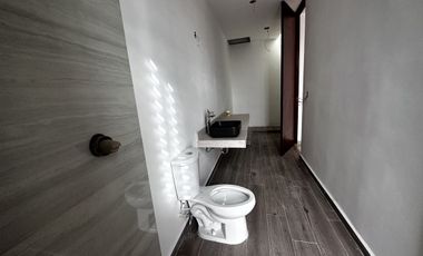 Casa en 3 niveles frente a gran parque en zona norte