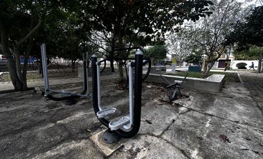 Casa en 3 niveles frente a gran parque en zona norte