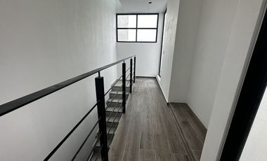 Casa en 3 niveles frente a gran parque en zona norte