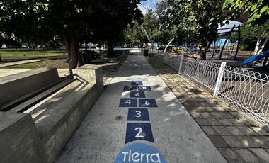 Casa en 3 niveles frente a gran parque en zona norte