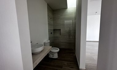 Casa en 3 niveles frente a gran parque en zona norte