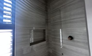 Casa en 3 niveles frente a gran parque en zona norte