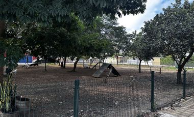 Casa en 3 niveles frente a gran parque en zona norte