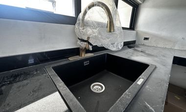 Casa en 3 niveles frente a gran parque en zona norte