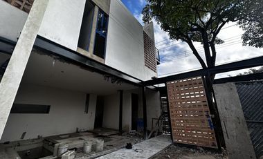 Casa en 3 niveles frente a gran parque en zona norte