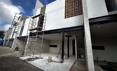Casa en 3 niveles frente a gran parque en zona norte