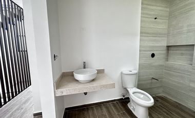 Casa en 3 niveles frente a gran parque en zona norte