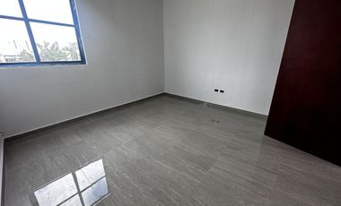 Casa en 3 niveles frente a gran parque en zona norte