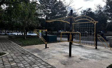 Casa en 3 niveles frente a gran parque en zona norte